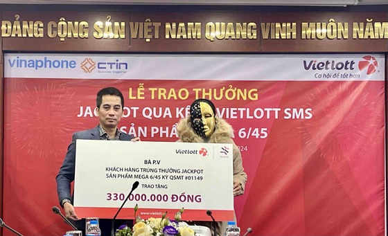 Chị P.V. trao tặng 330 triệu đồng cho đại diện Quỹ Tâm Tài Việt