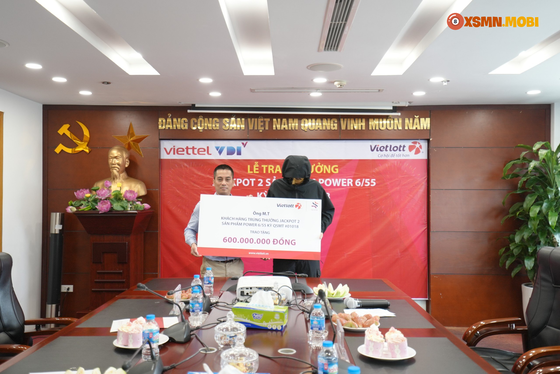 Ông M.T trao tặng quỹ Tâm Tài Việt 600 triệu đồng